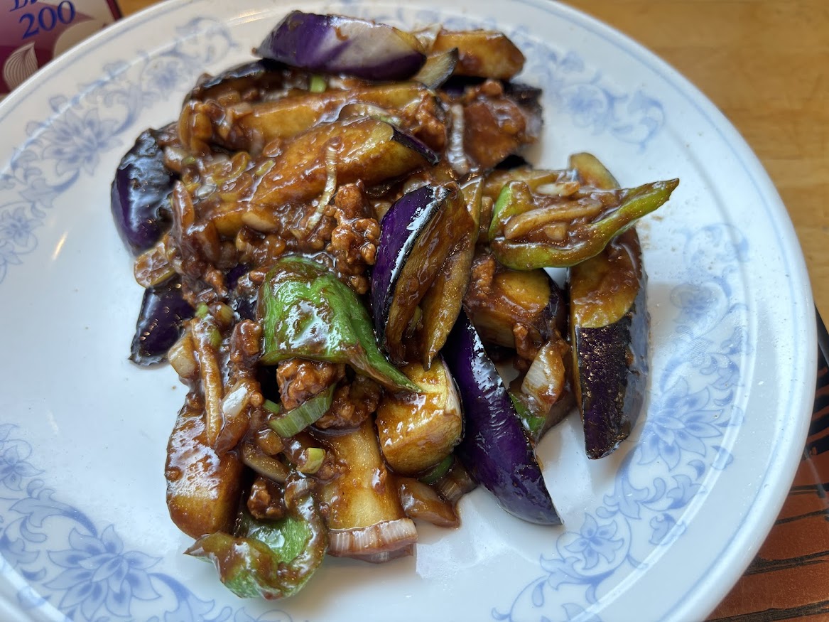 ぎょうざの満洲 大泉学園南口店でなすのみそ炒め、600円とライス（玄米）220円