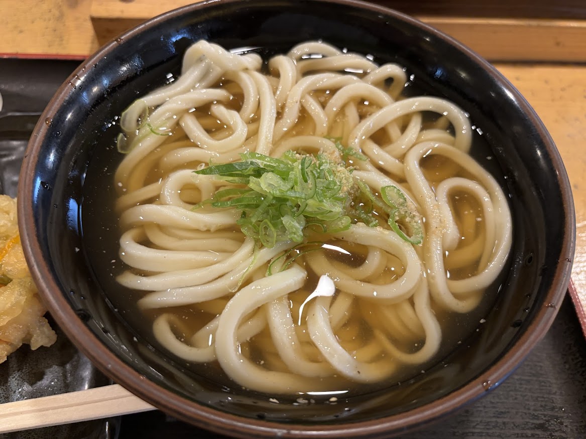 水道橋駅近くの讃岐うどん大使 水道橋麺通団でひやかけうどん、600円と野菜のかき揚げ、130円