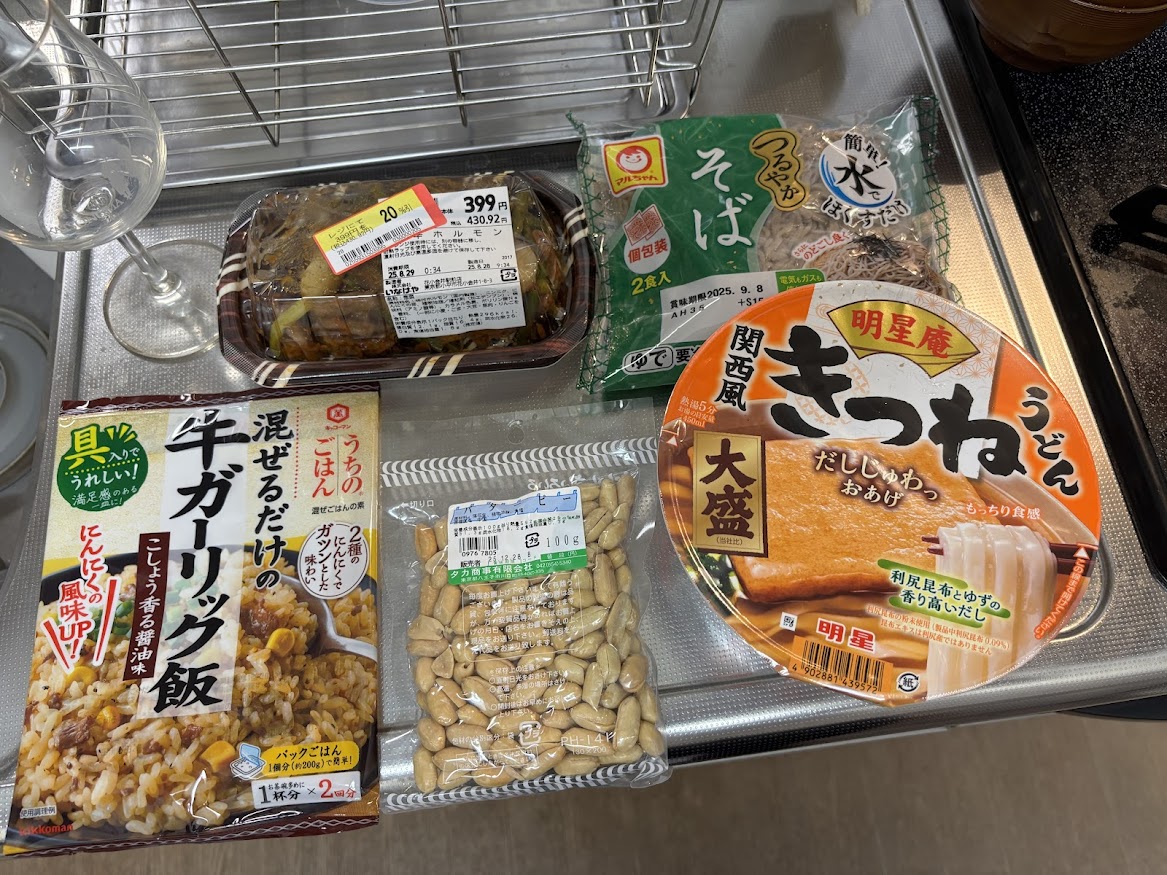 キッコーマン うちのごはん 混ぜごはんの素 混ぜるだけの牛ガーリック飯 こしょう香る醤油味、いなげやの惣菜の味付牛ホルモン、バターピーナッツ、マルちゃん 簡単！水でほぐすだけ つるやか そば 2食入り、明星庵  関西風きつねうどん 大盛
