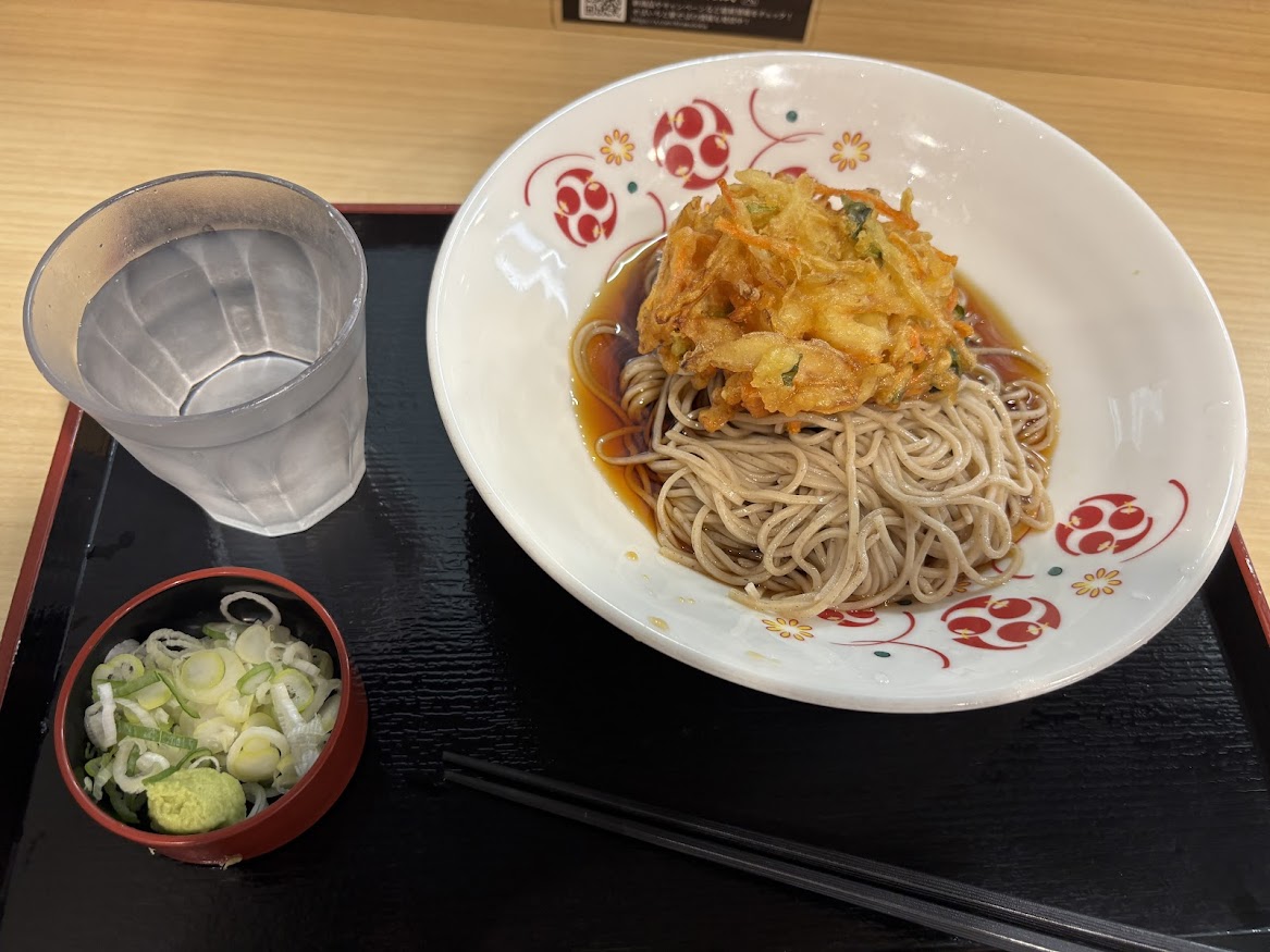 いろり庵きらく目黒店で冷やしかき揚げ蕎麦、590円（Suica支払）