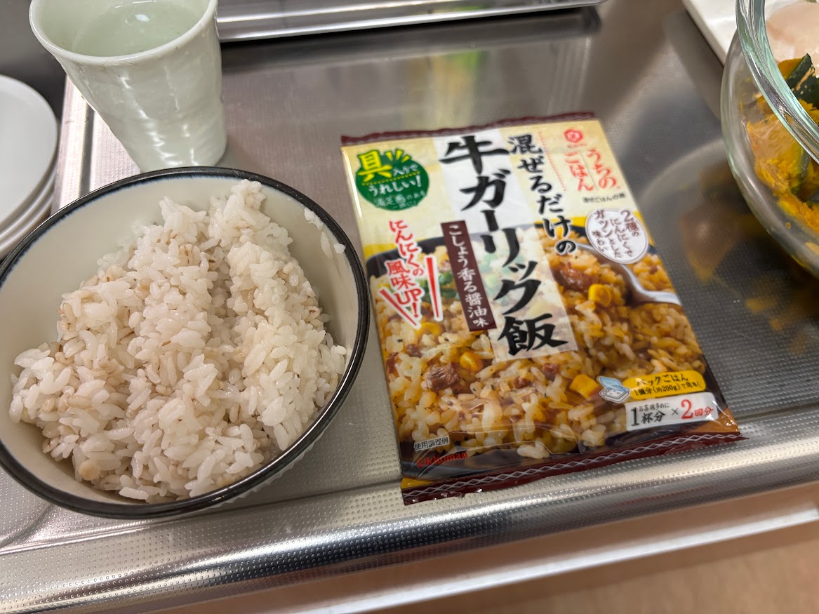 ご飯とキッコーマン うちのごはん 混ぜごはんの素 混ぜるだけの牛ガーリック飯 こしょう香る醤油味
