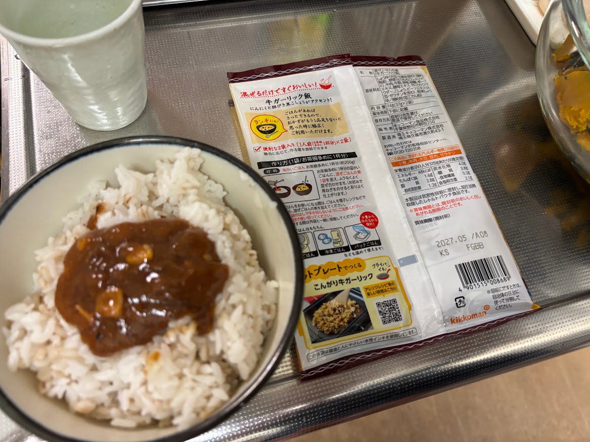 キッコーマン うちのごはん 混ぜごはんの素 混ぜるだけの牛ガーリック飯 こしょう香る醤油味をかけたご飯