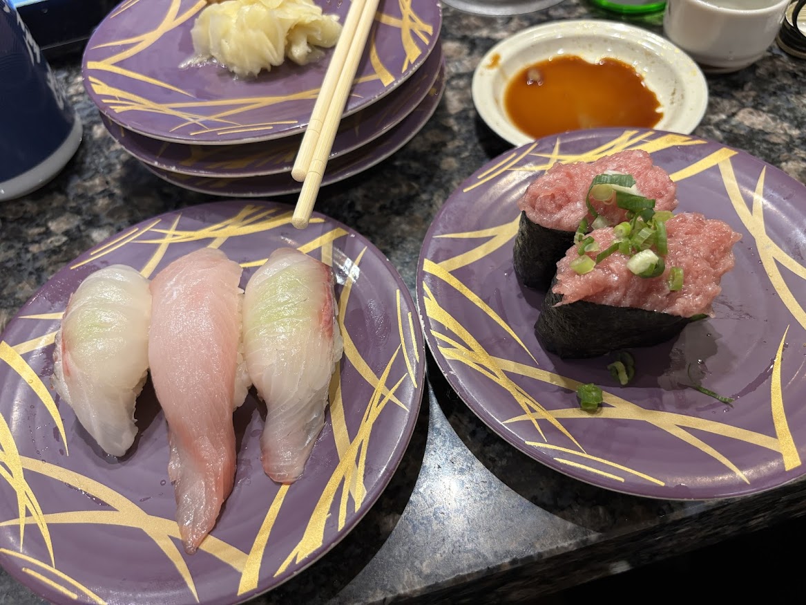 白身三貫握り（明石産 塩締め天然真鯛 、かんぱち、はまち）やねぎとろ軍艦