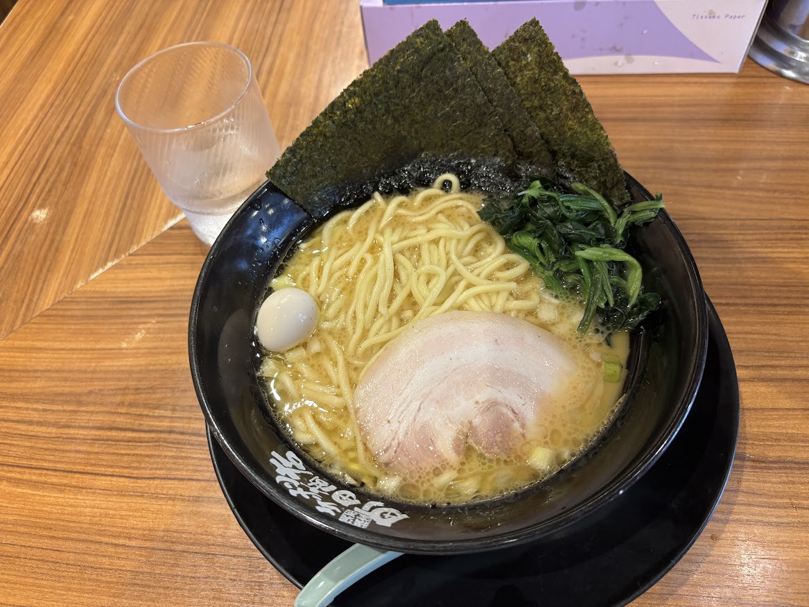 横浜家系ラーメン 町田商店 渋谷店で豚骨醤油ラーメン