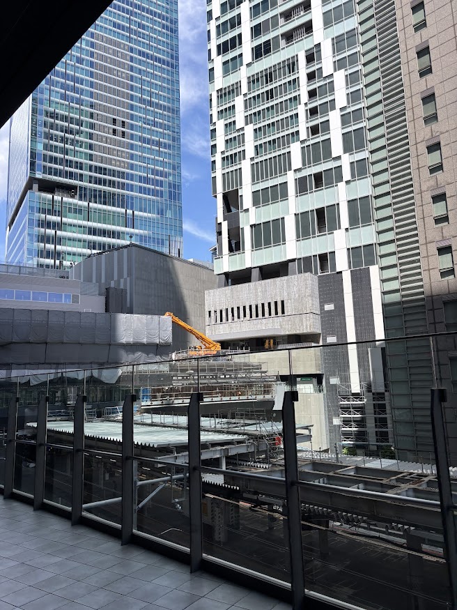 「Shibuya Sakura Stage（渋谷サクラステージ）」から渋谷駅上のクレーン車
