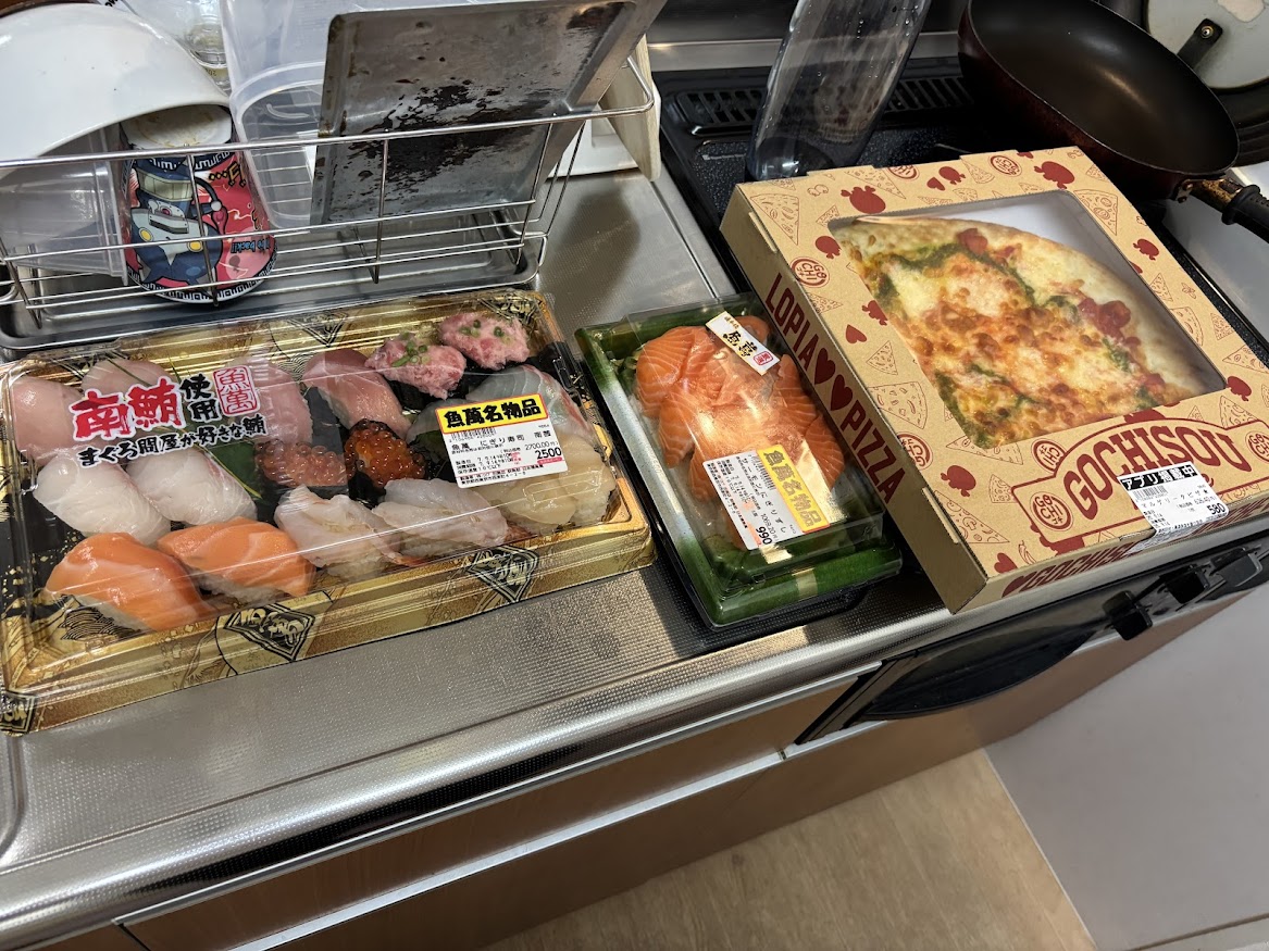ロピア 田無店で買ってきた魚萬 南鮪使用 まぐろ問屋が好きな鮪 にぎり寿司 南茜、サーモンにぎりずし、マルゲリータピザ