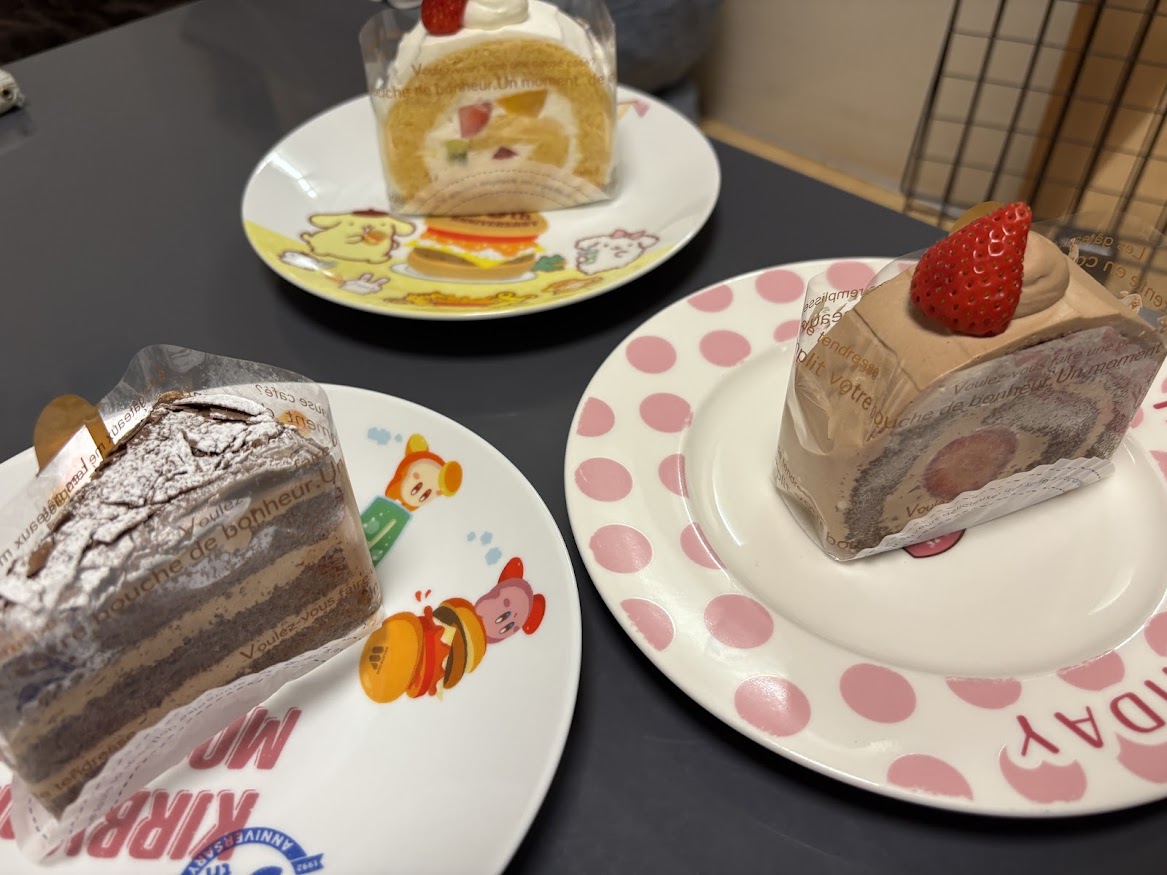 文明堂 壹番舘武蔵村山店（ぶんめいどう いちばんかん）で買ってきたケーキ（ショコラ、いちごチョコロール、フルーツロールケーキ）