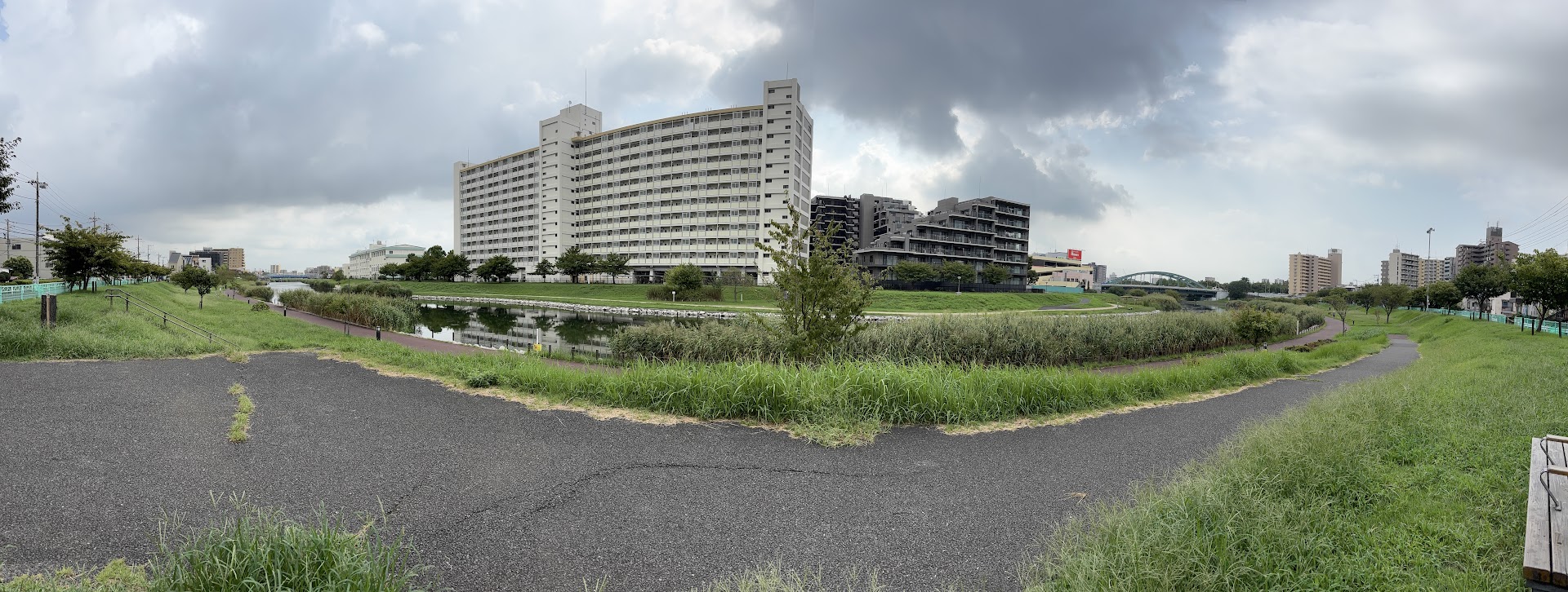 墨田区立 旧中川水辺公園のベンチで休憩