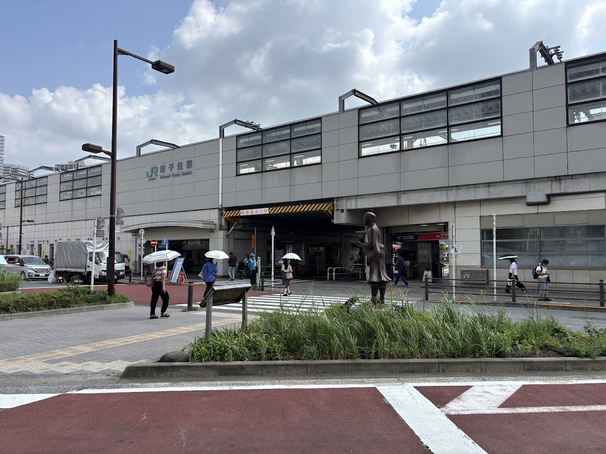南千住駅前と松尾芭蕉 奥の細道矢立初めの地