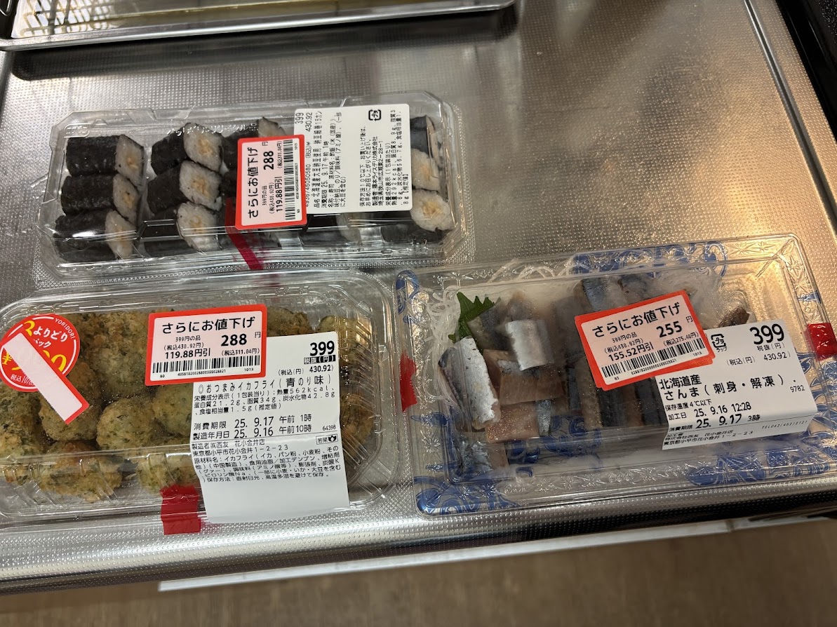 西友で買って来た惣菜の納豆巻き、おつまみイカフライ（青のり味）、北海道産さんま刺身（冷凍）