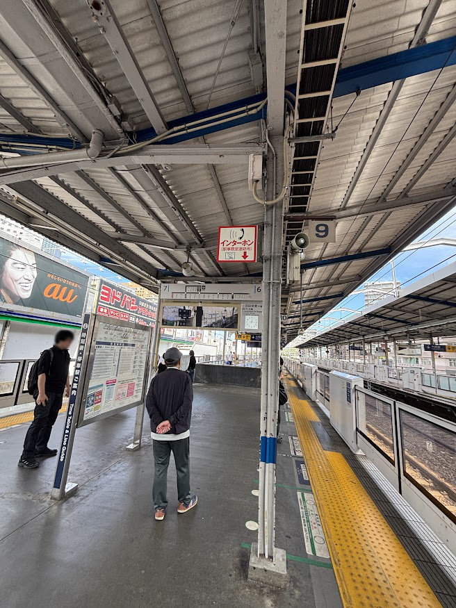 京急川崎駅ホームのパタパタしなくなった電光掲示板(発車案内板)