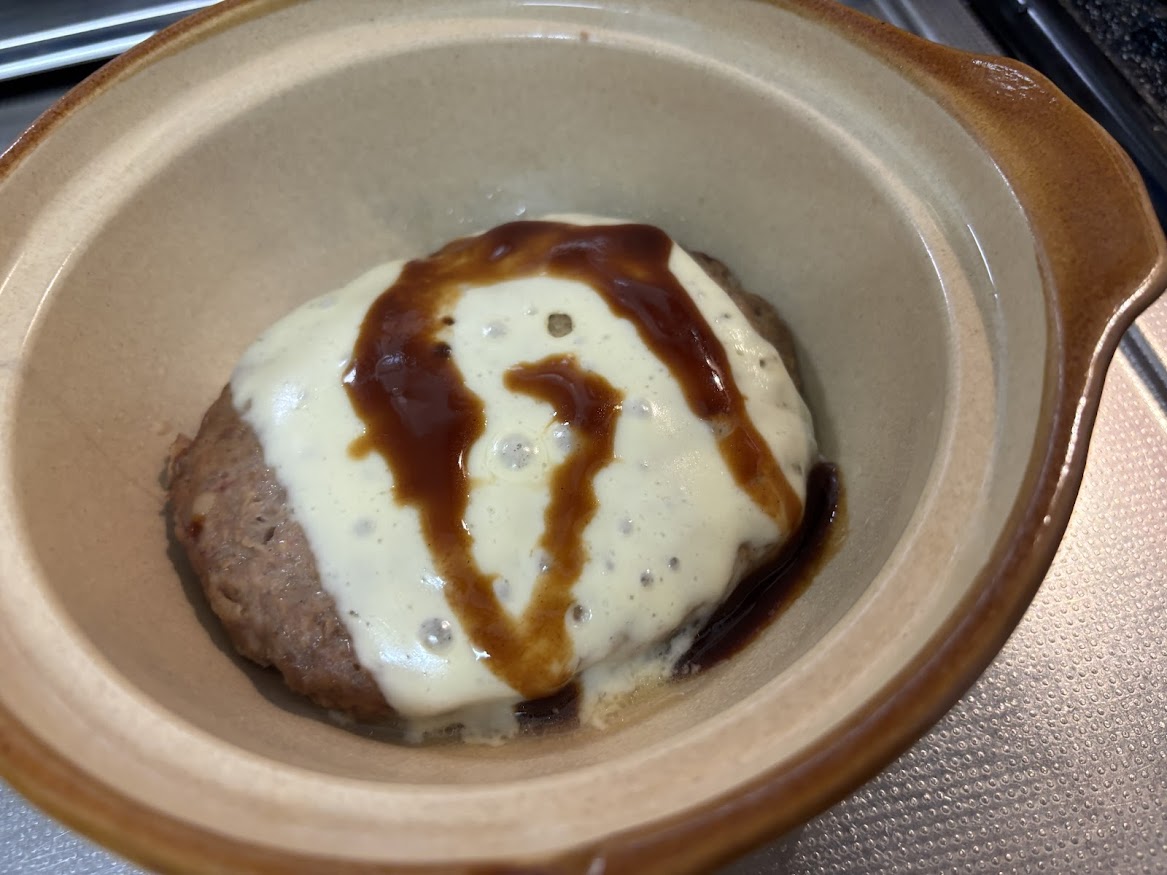 トライアルのお肉屋さんの「でっかくて旨いハンバーグ」チーズ乗せ