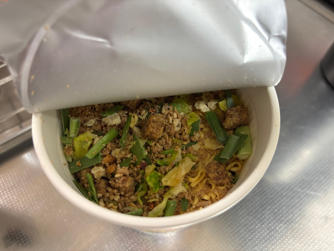 日清 魔改造カップヌードル(ニンニクとニラで魔改造！肉の旨みあふれるもつ鍋しょうゆ味！？)お湯を入れる前