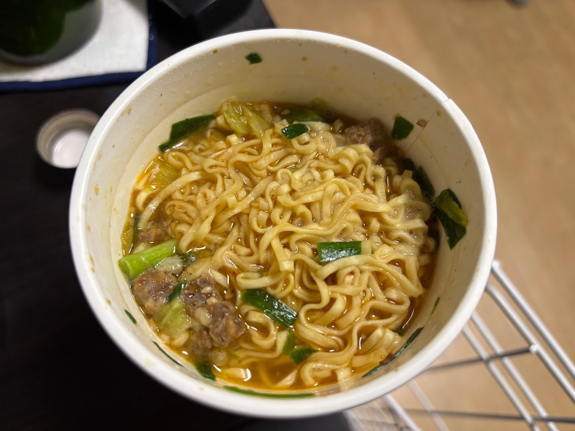 日清 魔改造カップヌードル(ニンニクとニラで魔改造！肉の旨みあふれるもつ鍋しょうゆ味！？)完成