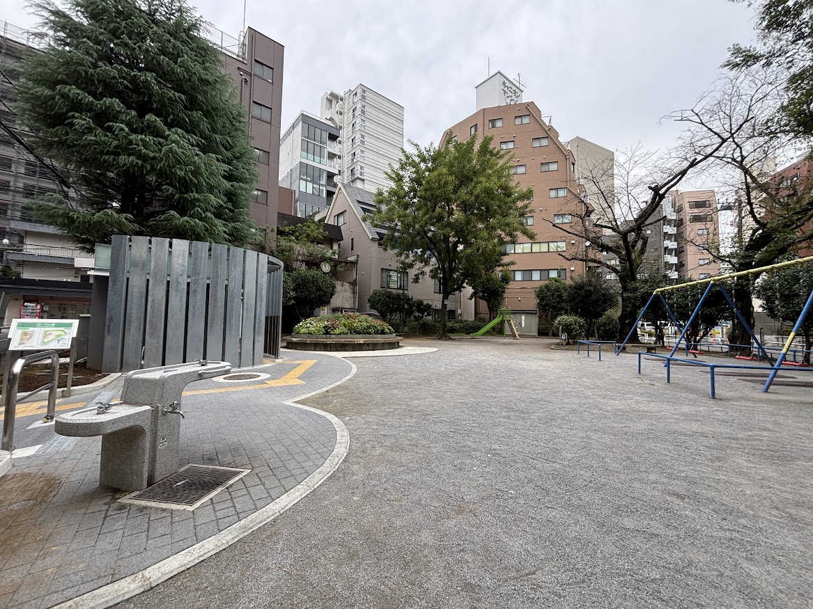 板橋区役所駅近くの四ツ又公園のベンチで休憩