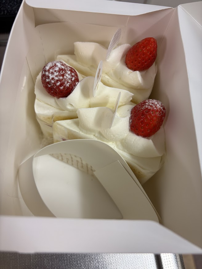 パン屋のティアラでお馴染みクラウンベーカリーの洋菓子・ケーキ屋「パティスリークラウン」でプチガトー 苺のショートケーキとロールケーキ