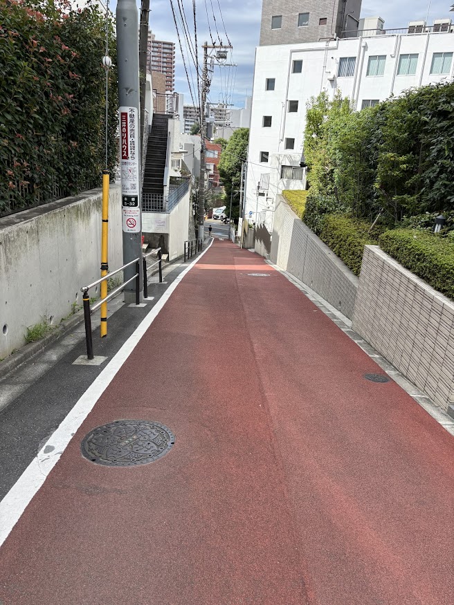 春日駅近くの新坂
