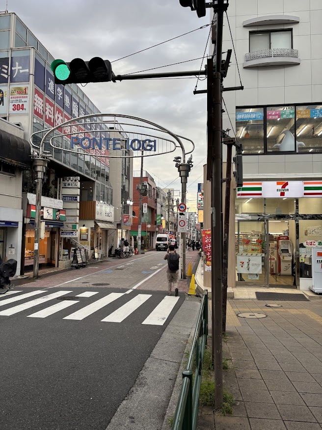 井荻駅近くで警察車両と警察官多数
