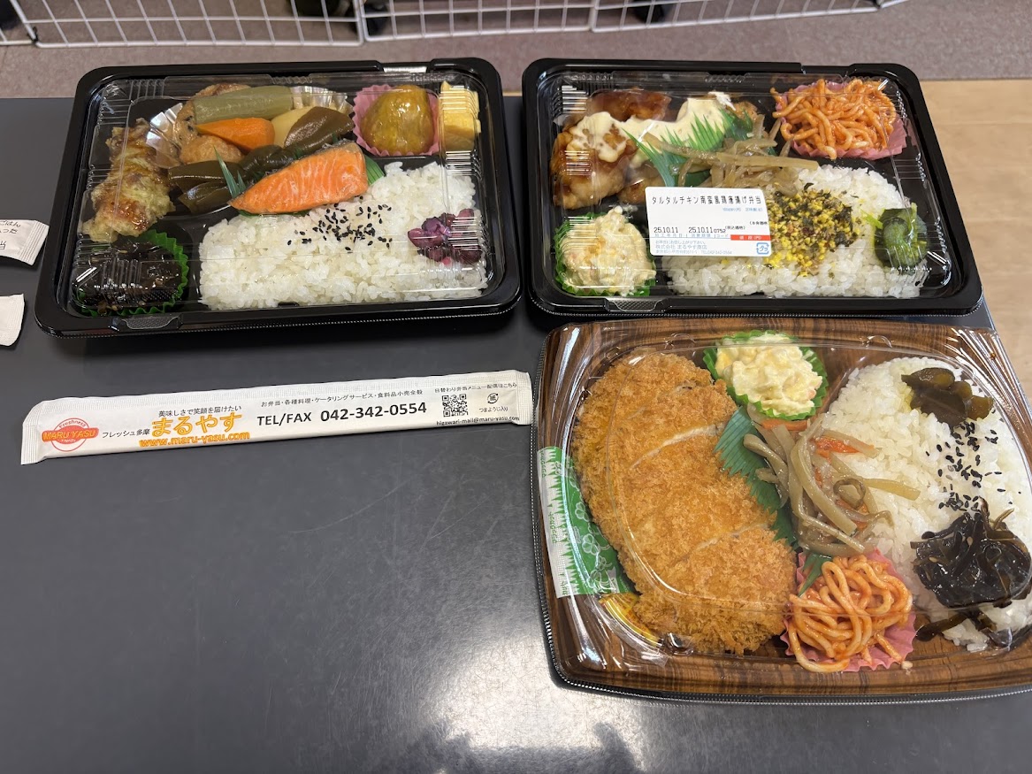 小平のフレッシュ多摩まるやすで買ってきた「甘塩銀鮭の焼き魚と日替わり煮物弁当 金の大学いも」弁当やタルタルチキン南蛮風鶏唐揚げ弁当、ロースカツ弁当