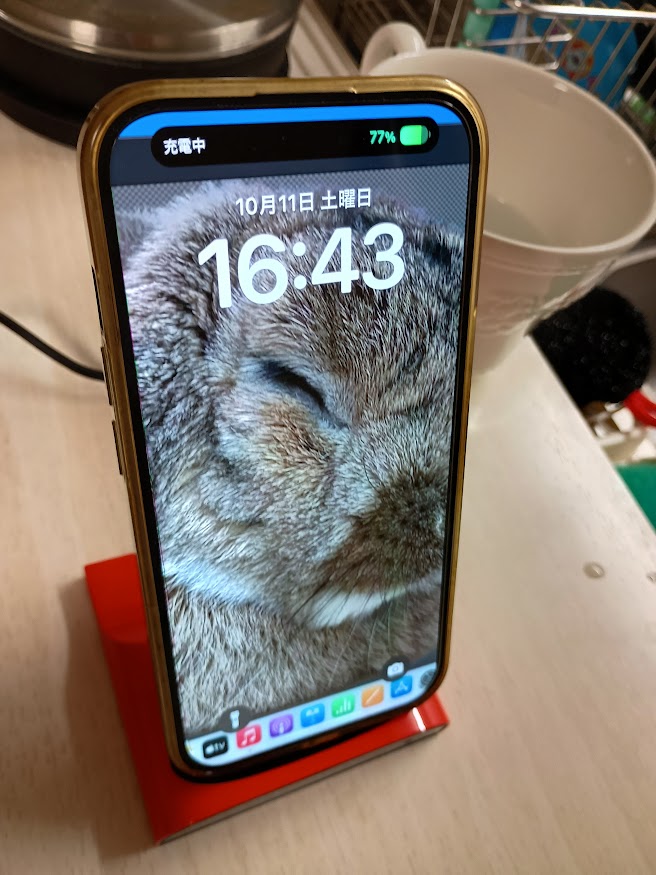 ソトでウチで「乗せて」充電 モバイルバッテリー内蔵 ワイヤレス充電スタンド「AWJ-PM10」設置、iPhone 15を充電