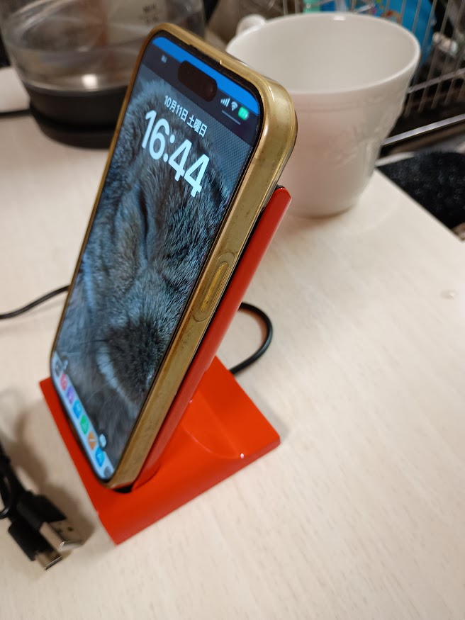 ソトでウチで「乗せて」充電 モバイルバッテリー内蔵 ワイヤレス充電スタンド「AWJ-PM10」設置、iPhone 15を充電