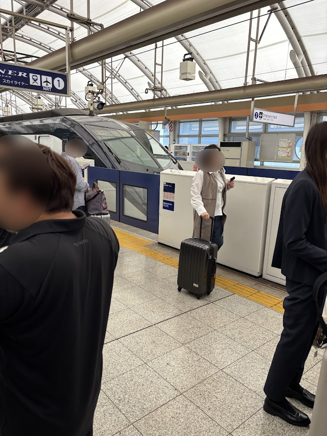 京成日暮里でスカイライナーに乗車