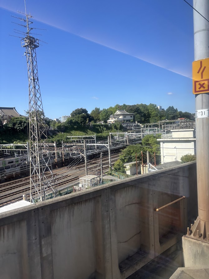 京成 日暮里でスカイライナーに乗車直後の外の眺め