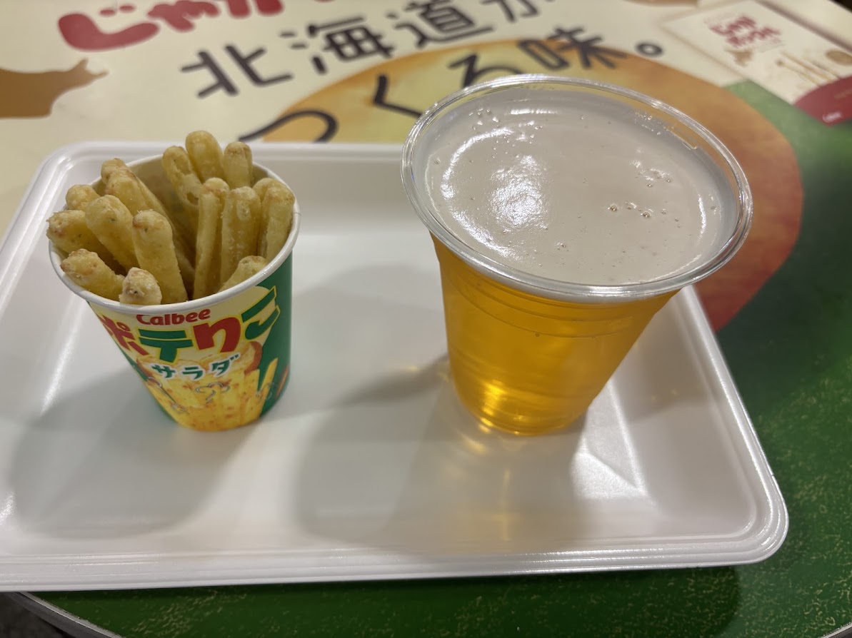 カルビープラス 新千歳空港店でポテりこ サラダ味とサッポロクラシック