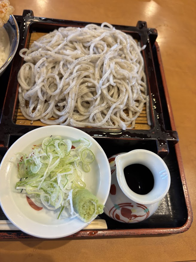 ごまそば遊鶴北38条店でもりそばと鶏親子天丼セットのもりそば（胡麻蕎麦）