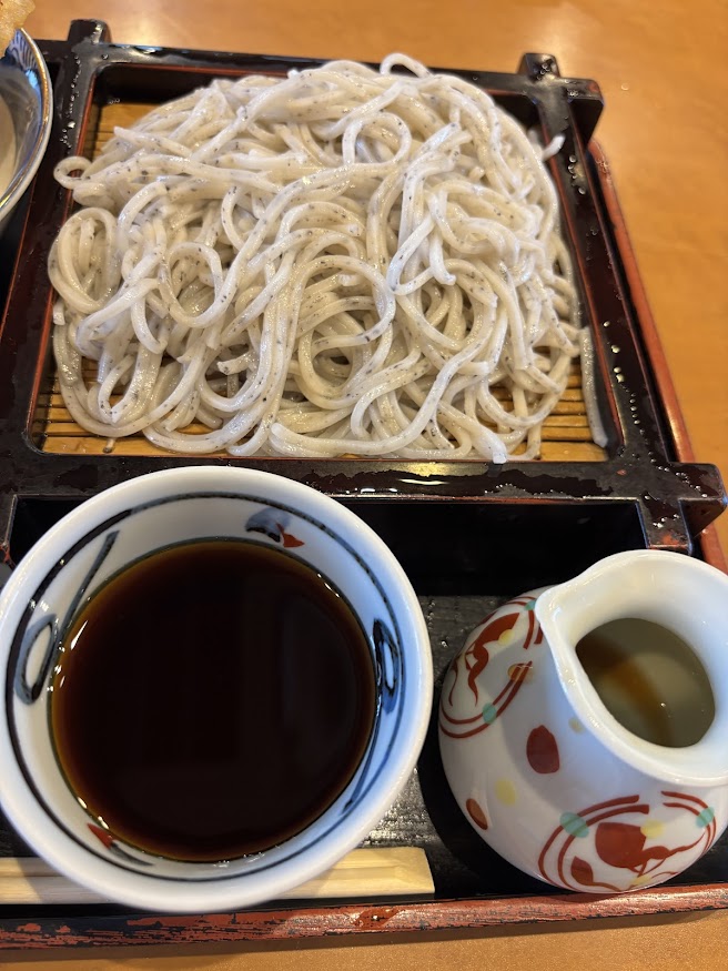 ごまそば遊鶴北38条店でもりそばと鶏親子天丼セットのもりそば（胡麻蕎麦）