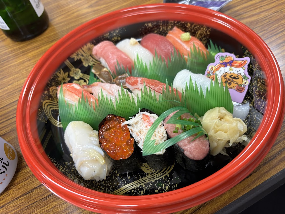 銀のさら 北海道の柊（ひいらぎ）（中トロ・真イカ（山わさびのせ）・鮪・エンガワ・甘エビ・ツブ貝・特撰サーモン・生本ズワイガニ・本ズワイガニ・本ズワイガニ軍艦・イクラ軍艦・ネギトロ軍艦）1人前3229円