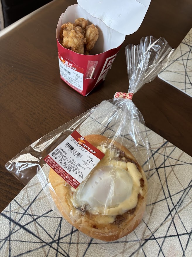 セイコーマート 東苗穂10条店のホットシェフのフライドチキンと半熟卵の照焼チキンパン