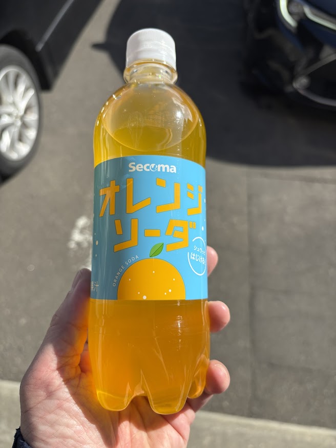 セイコーマート 東苗穂10条店で買ってその場で飲んだセコマ オレンジソーダ（実質ファンタオレンジ）