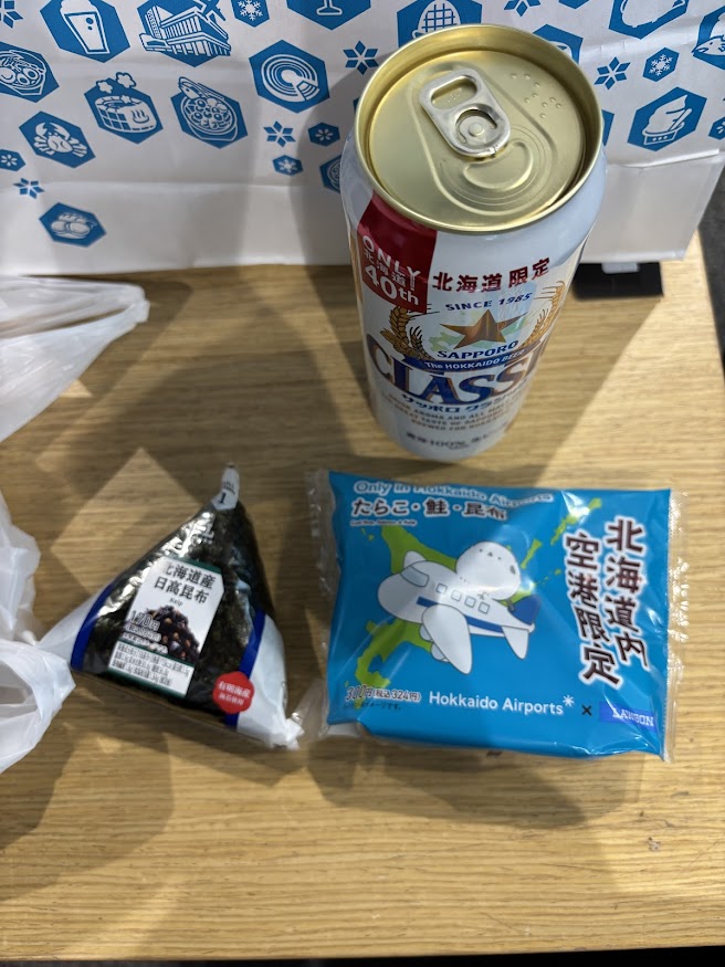 ローソン 新千歳空港ゲートラウンジ店で買った北海道内空港限定 たらこ・鮭・昆布おにぎりと北海道産日高昆布おにぎりとサッポロクラシック 500ml缶