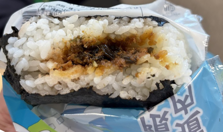 ローソン 新千歳空港ゲートラウンジ店で買った北海道内空港限定 たらこ・鮭・昆布おにぎりの中身の具