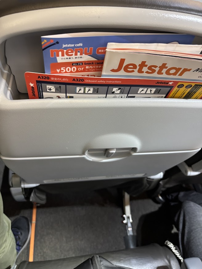 Airbus A320の席（Airbus A321neoと違いUSB給電とスマホスタンドがない）