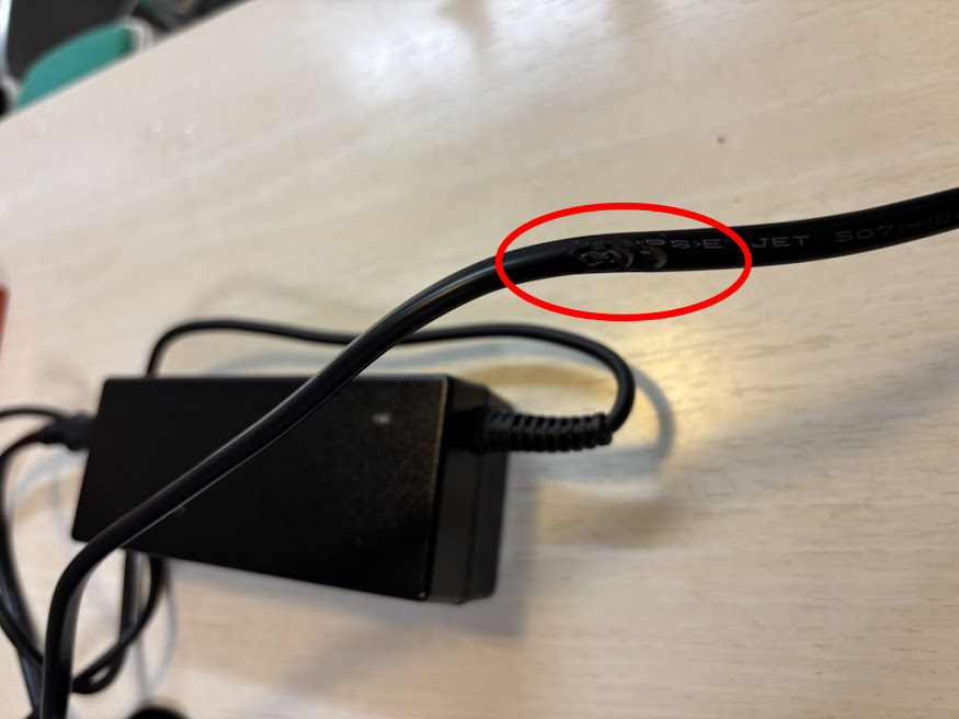 HPの電源アダプタにかみ傷があって使おうと思ったらバチバチいってたので破棄（A159A2-195004700）【互換アダプタっぽい？】