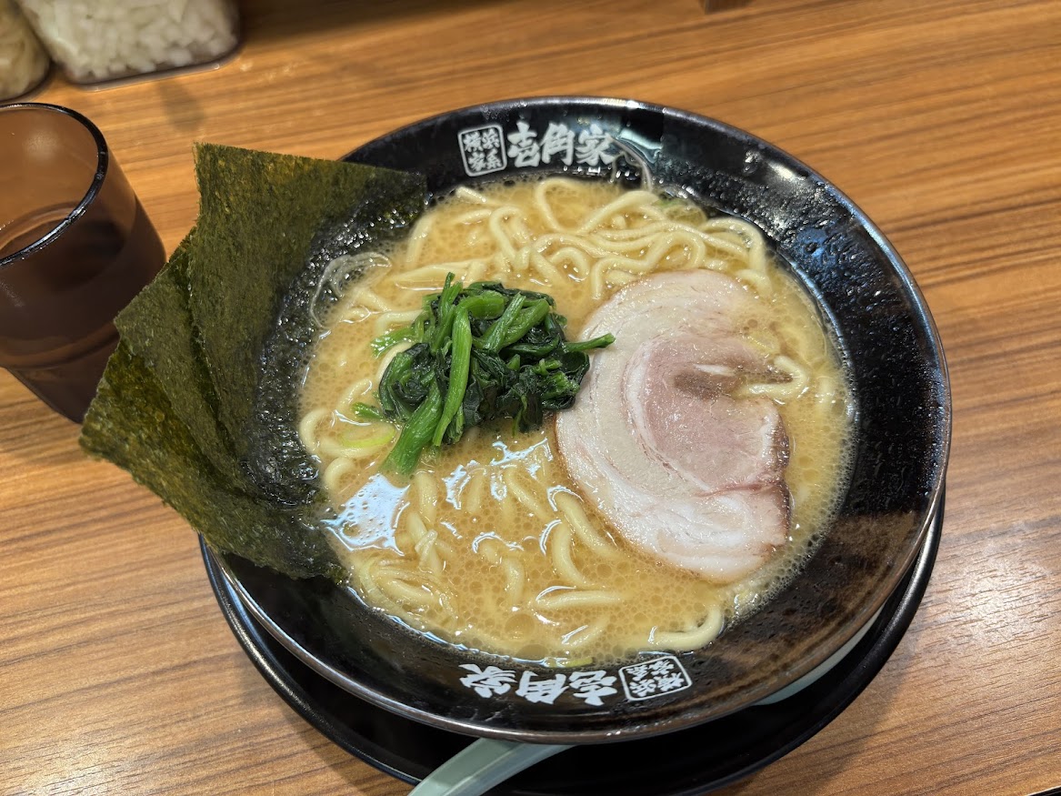 壱角家 勝どき店で毎月11日と21日は壱角屋の日で家系ラーメンが650円の日なので昼飯は家系ラーメン（並）醤油