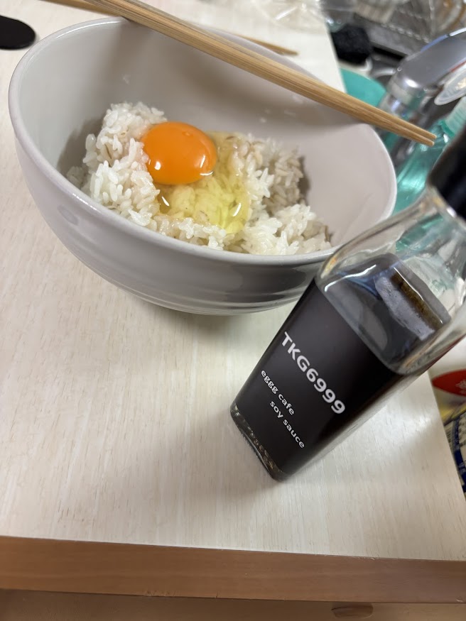 eggg（えぐぅ）の「幸せたまご」とTKG6999（eggg cafe soy sauce）（卵かけご飯専用醤油）で卵かけご飯