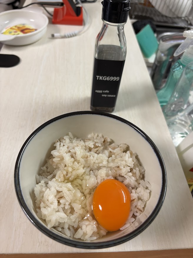eggg（えぐぅ）の「幸せたまご」とTKG6999（eggg cafe soy sauce）（卵かけご飯専用醤油）で卵かけご飯