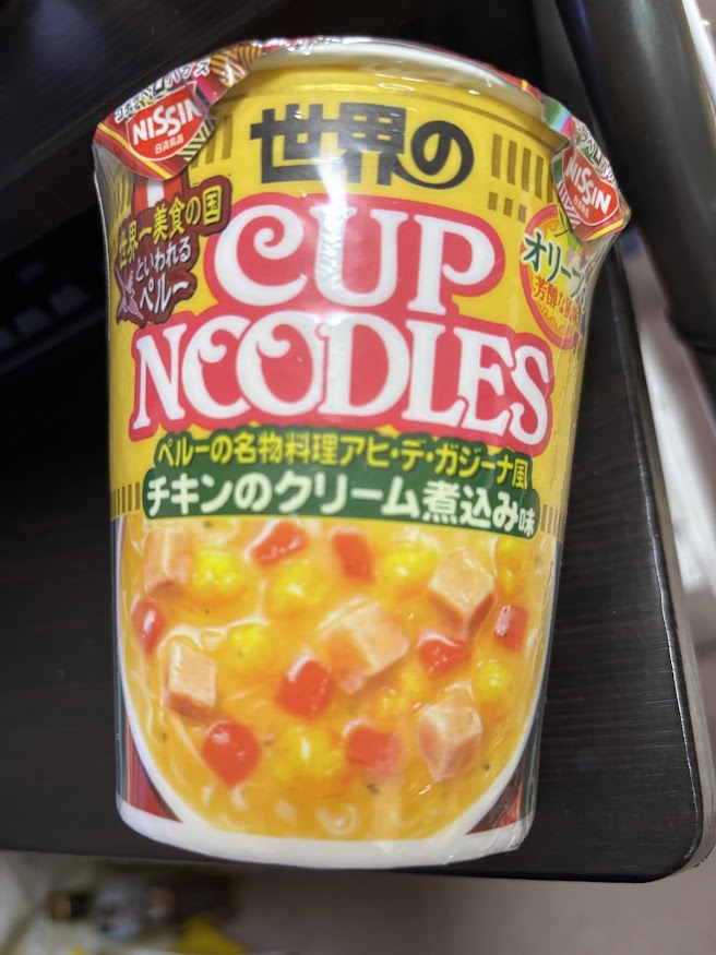 日清のカップ麺「世界のカップヌードル ペルーの名物料理アヒ・デ・ガジーナ風 チキンのクリーム煮込み味（オリーブの芳醇な風味）」