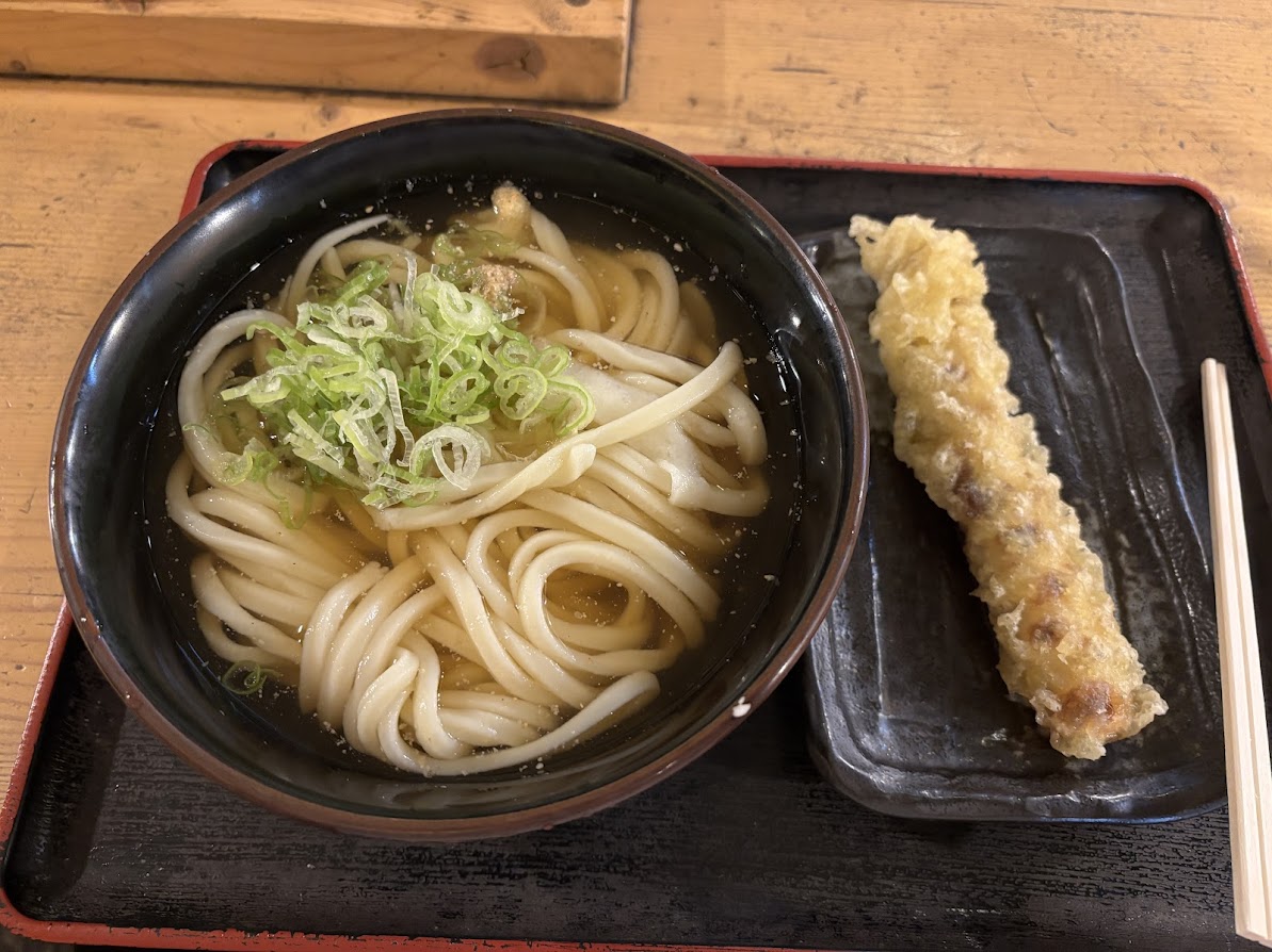 水道橋麺通団のひやかけうどん（冷やかけうどん）（中）（600円）とちくわ天（130円）、合計730円