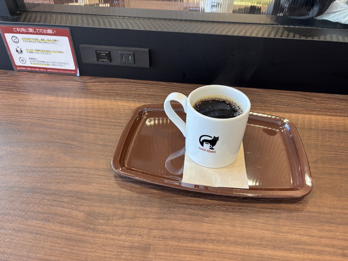 カフェ・ベローチェ花小金井駅店 席でブレンドコーヒー レギュラーサイズ（席にはType-A、Type-CのUSBとコンセント）