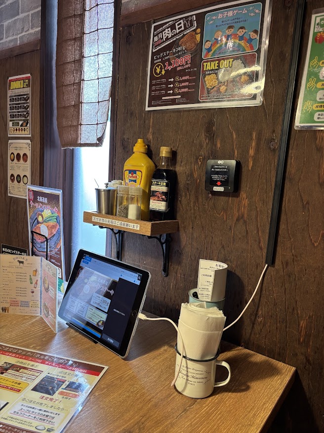STEAK MAN 小平店（ステーキマン 小平店）の注文用タブレットと卓上調味料