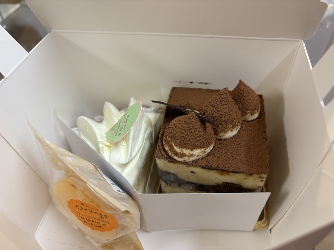 東京 小平市の花小金井駅近くにある菓子屋イコナ（いこな）のオレンジマカロン、レアチーズケーキ、ティラミス等