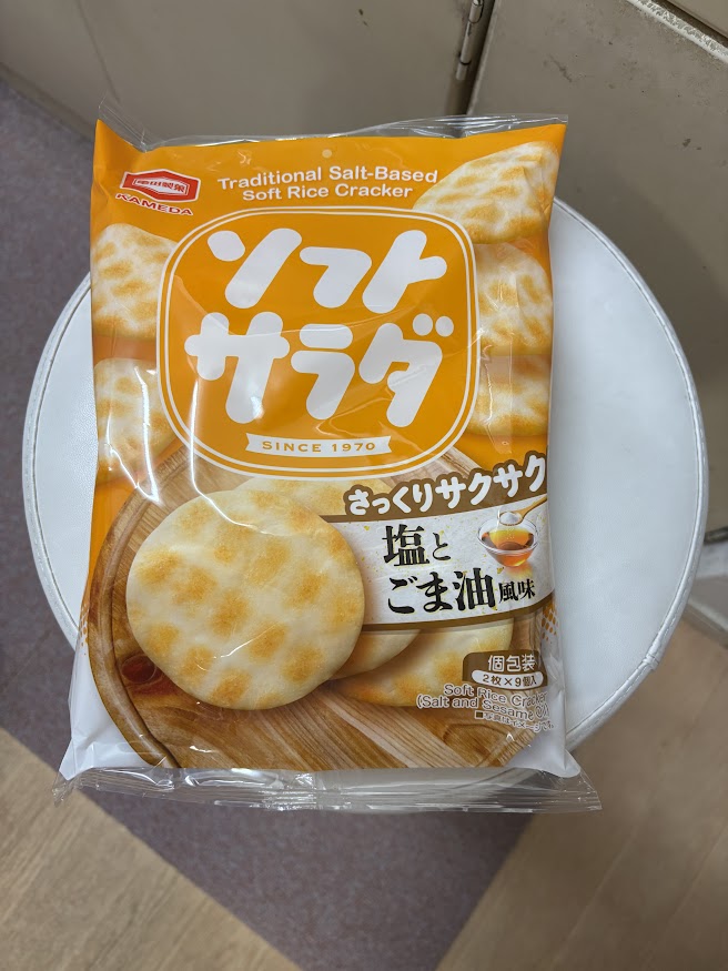 亀田製菓（KAMEDA）ソフトサラダ さっくりサクサク 塩とごま油風味せんべい（Traditional Salt-Based Soft Rice Cracker）
