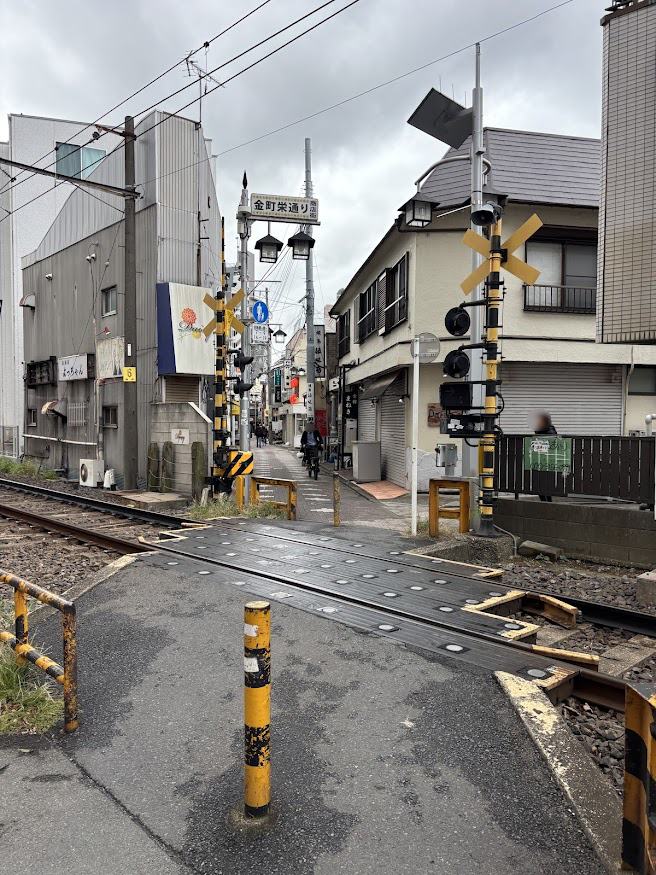 京成金町線の踏切と金町栄通り商店街