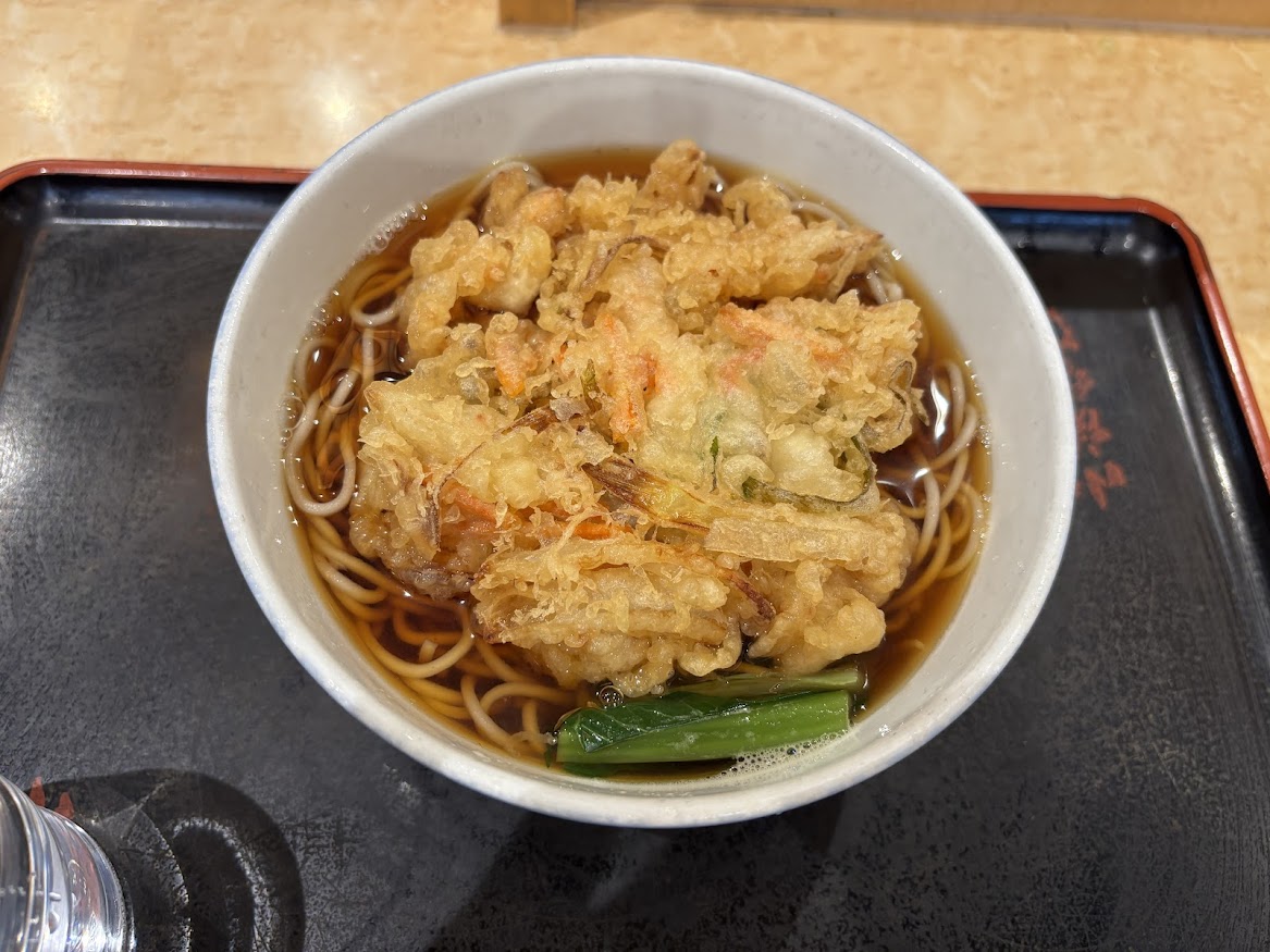 小諸そば 岩本町2号店でかき揚げ蕎麦、かき揚げは（青ねぎ、干し海老、いかゲソ、人参、玉ねぎ）