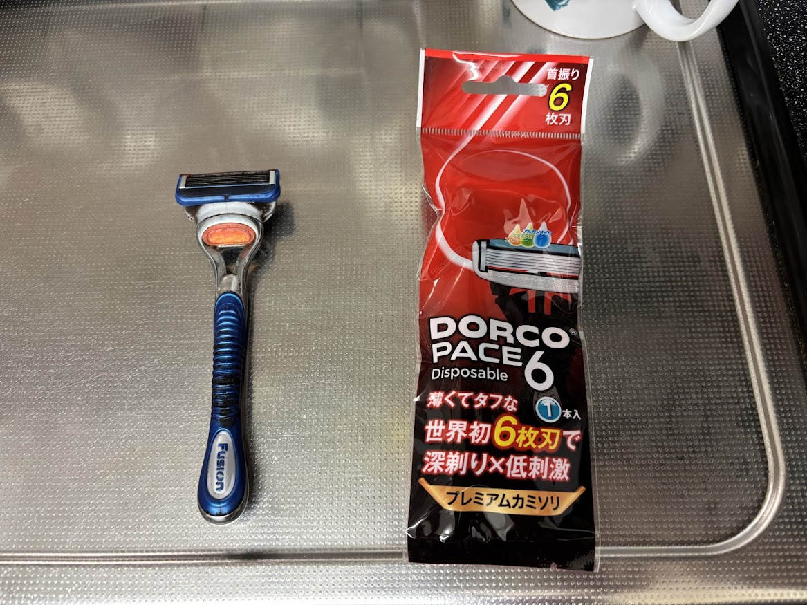 QBハウスでもらってきた試供品の髭剃り、「プレミアムカミソリ DORCO PACE6 Disposable（ドルコ ディスポ）（PACE6 / SAX100-1P）」