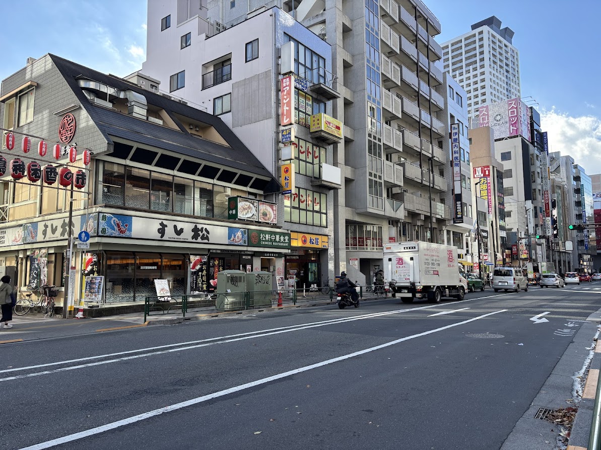 松屋 練馬店 店舗外観（左からすし松、松軒中華食堂、松屋、そして一番右奥に松のやがあります）